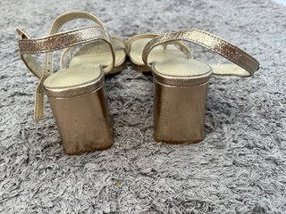 Sandalias doradas tacón Marypaz