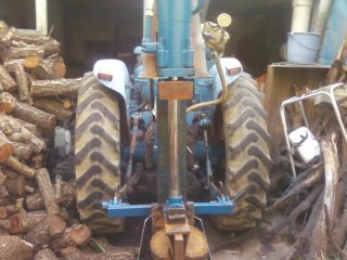 Tronchadora de leña montada en tractor
