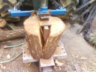 Tronchadora de leña montada en tractor