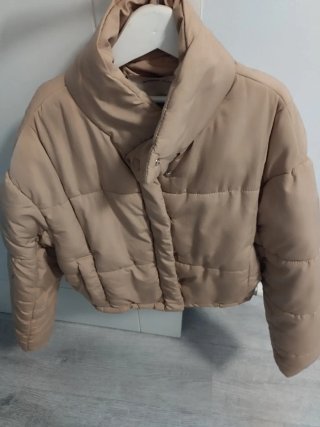 Chaqueta acolchada Bershka beige mujer