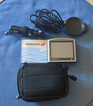 Navegador GPS TomTom con accesorios