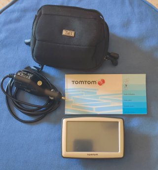 Navegador GPS TomTom con accesorios
