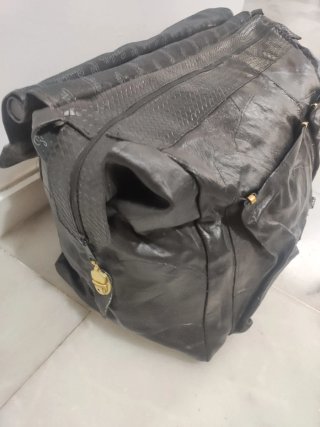 Bolso de piel negro hecho a mano