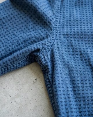 Camisa azul con estampado