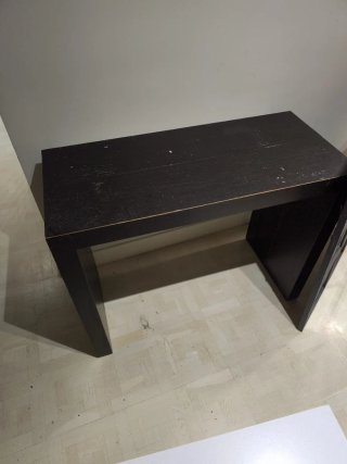 Mesa de comedor de madera oscura