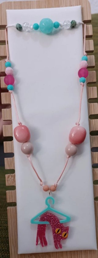 Colgantes y pulseras de cuentas