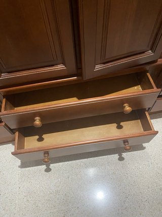 Armario de madera maciza con cajones