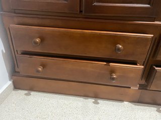 Armario de madera maciza con cajones