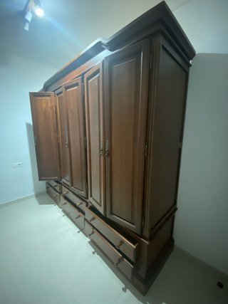 Armario de madera maciza con cajones