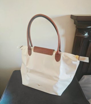 Color beige. Le Pliage talla L para hombros.