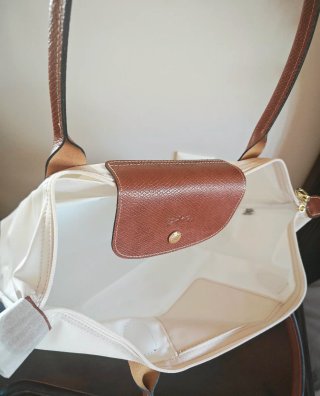 Color beige. Le Pliage talla L para hombros.