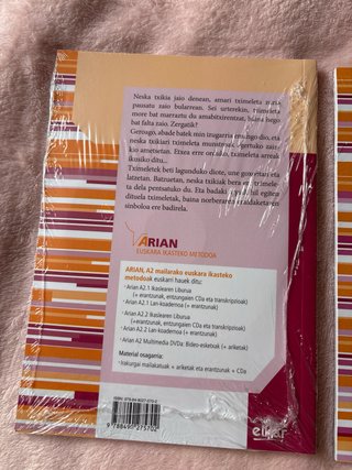 Dos libros de euskera nivel a2