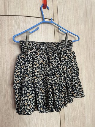 Falda corta negra con estampado floral