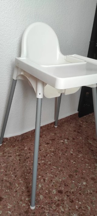 Trona para bebé, marca IKEA, color blanco.