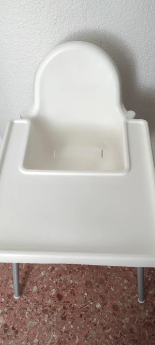 Trona para bebé, marca IKEA, color blanco.