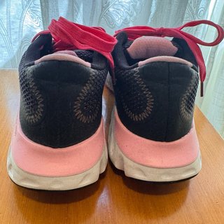 Deportivas Nike Renew Negro y Rosa.