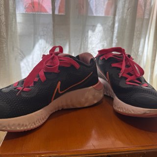 Deportivas Nike Renew Negro y Rosa.