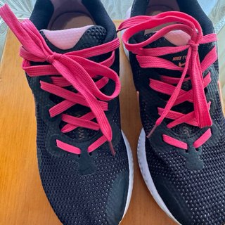 Deportivas Nike Renew Negro y Rosa.