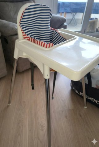 Trona Ikea con cojín rayas