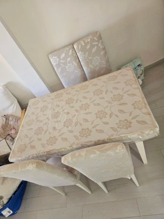 Mesa de madera maciza con 6 sillas
