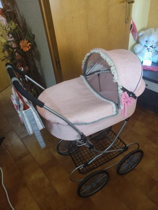 Carrito de bebé de juguete rosa
