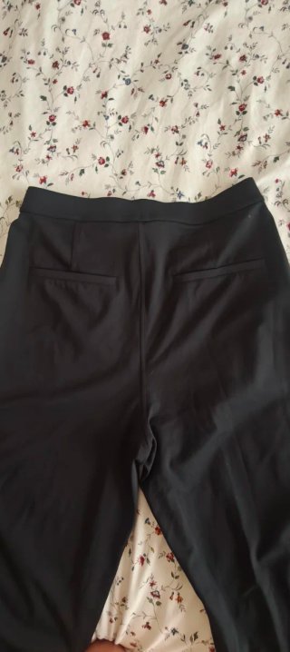 Pantalón de traje negro de pinza