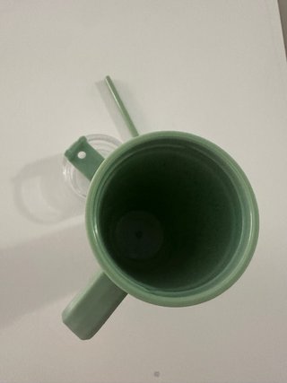 Vaso verde con tapa y pajita