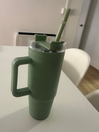 Vaso verde con tapa y pajita