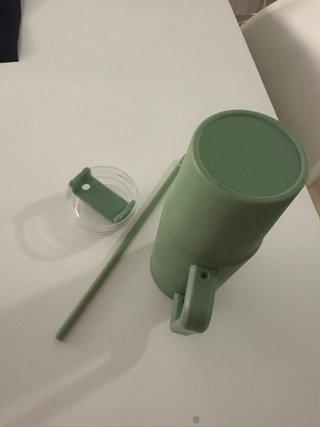 Vaso verde con tapa y pajita
