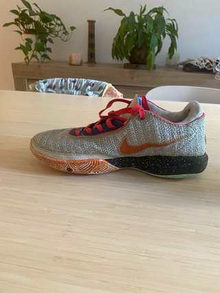 Zapatos de baloncesto Nike Beige y Rojo