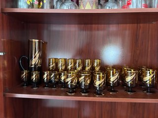 Juego copas antiguas ámbar con diseño dorado