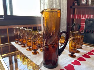 Juego copas antiguas ámbar con diseño dorado