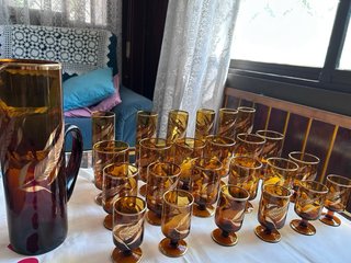 Juego copas antiguas ámbar con diseño dorado