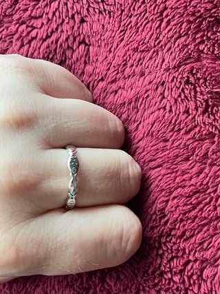 Anillo de plata con diseño de peces