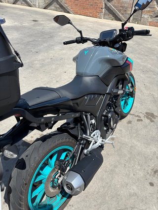Yamaha MT-125 gris + baúl Givi