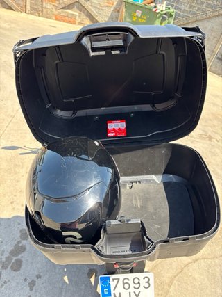 Yamaha MT-125 gris + baúl Givi