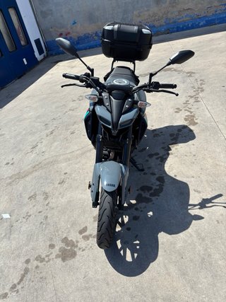Yamaha MT-125 gris + baúl Givi