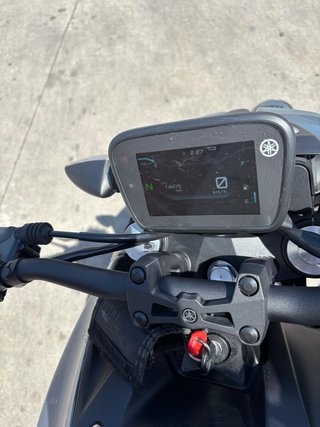 Yamaha MT-125 gris + baúl Givi