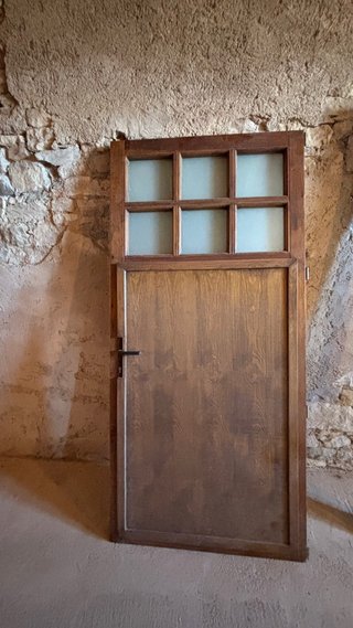 Puerta madera exterior con marco