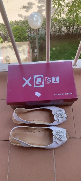 Sandalias piel blancas con flor de piel.