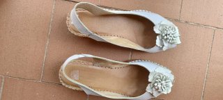 Sandalias piel blancas con flor de piel.