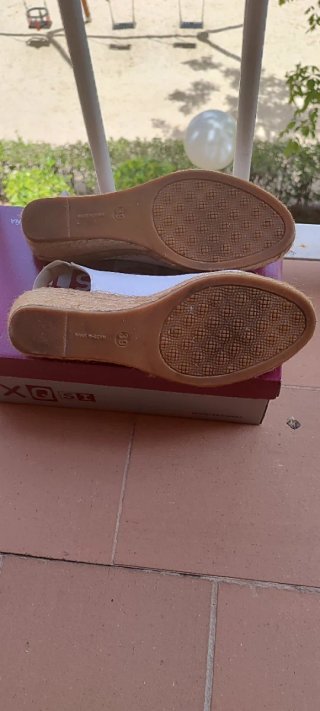 Sandalias piel blancas con flor de piel.