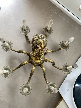 Lámpara de araña dorada de metal