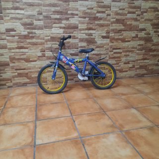 Bicicleta infantil azul con ruedas amarillas