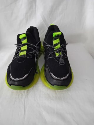 Zapatillas deportivas negras y verdes