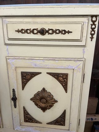 Aparador vintage classico beige e dorato