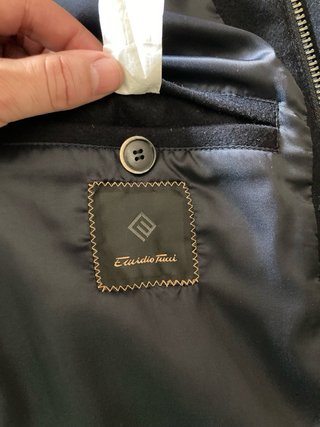 Chaqueta Negra con Cierre de Tacha