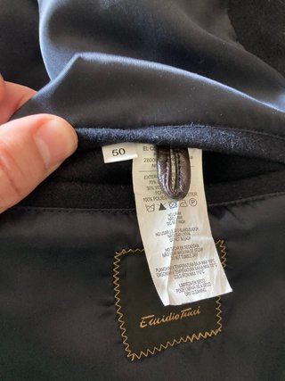 Chaqueta Negra con Cierre de Tacha