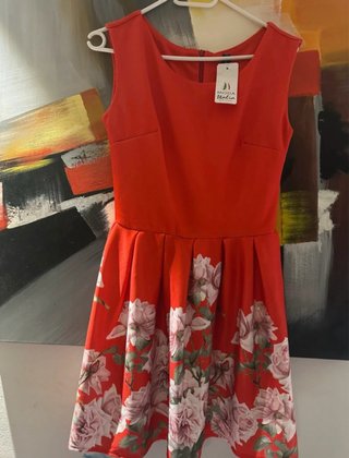Vestido de verano rojo con flores