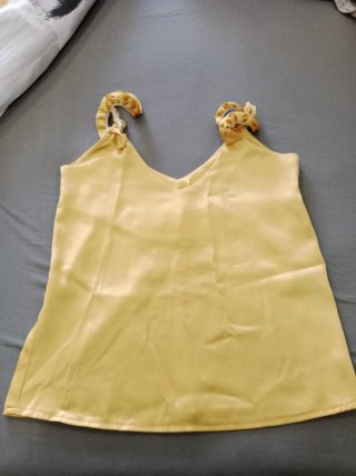 Lote de camisetas, tops y vestidos, hay 10 prendas